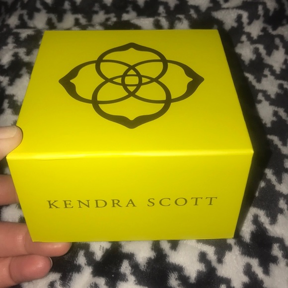 Kendra Scott mother of pearl necklace gold tone - Picture 5 of 8